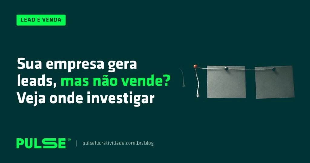 Capa do blog Pulse Lucratividade, categoria Lead e Venda: título 'Sua empresa gera leads, mas não vende? Veja onde investigar' sobre fundo verde-petróleo; à direita, um fio rompido com um alfinete laranja e dois cartões de papel presos depois da ruptura, marcando o ponto em que o processo quebra.